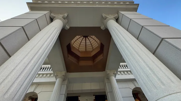 透過古典手法刻劃出愛奧尼克柱列式、圓拱廊道、長窗等層次細節。王鈞生攝