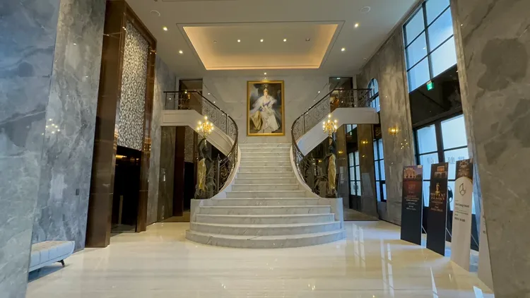 Y字古典梯，市場罕見。王鈞生攝