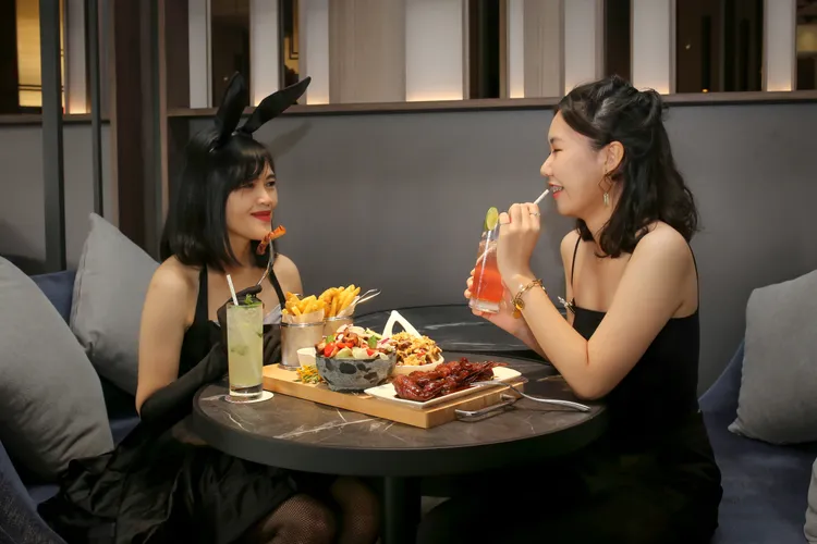 台中福華飯店迎兔年，只要前五名預約cosplay成兔女郎或兔王子的朋友，就可以免費入場參加跨年趴享美食美酒。台中福華飯店提供