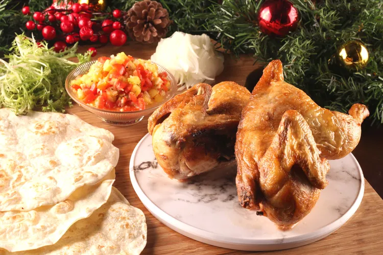 台中星享道酒店推出聖誕套餐手撕烤雞秀，令人看了就食指大動。星享道酒店提供