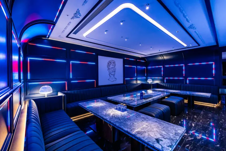 新世代頂級娛樂空間「ONCOR」高畫質4K大螢幕，約親友看球超真實。業者提供