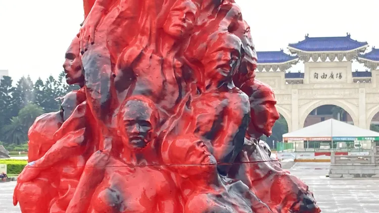 男子用黑色噴漆破壞恥辱柱。翻攝自何宗勳臉書