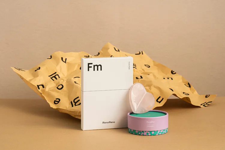 亮顏拉提組包含m̄enom̄eno Fm5全能修護面膜五入和hyphy愛心粉晶按摩板，1798元。品牌提供