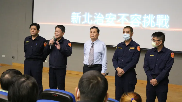 市政顧問溫枝發及板橋分局長感謝志工及義交的付出。板橋警分局提供