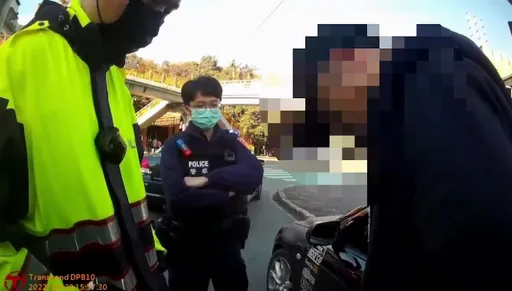 新北保大警路檢逮毒蟲 搜出這2東西意外揭穿是詐團提款車手