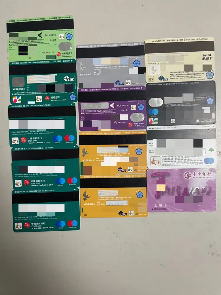 準備提領詐騙款項的金融卡。翻攝畫面
