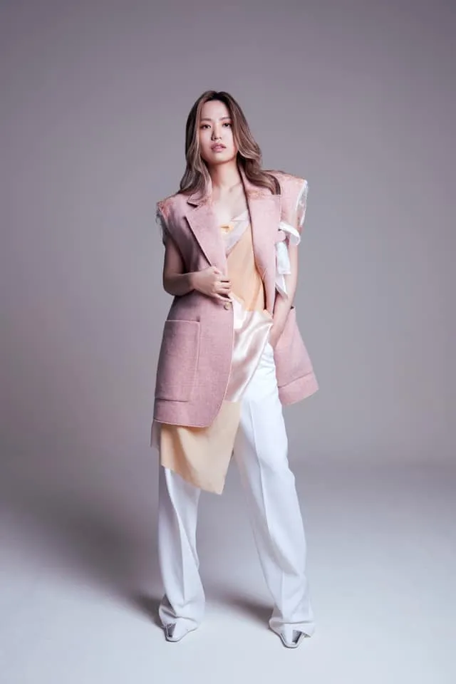 歌手孫盛希也曾穿上JUNEYEN服裝。翻攝孫盛希臉書