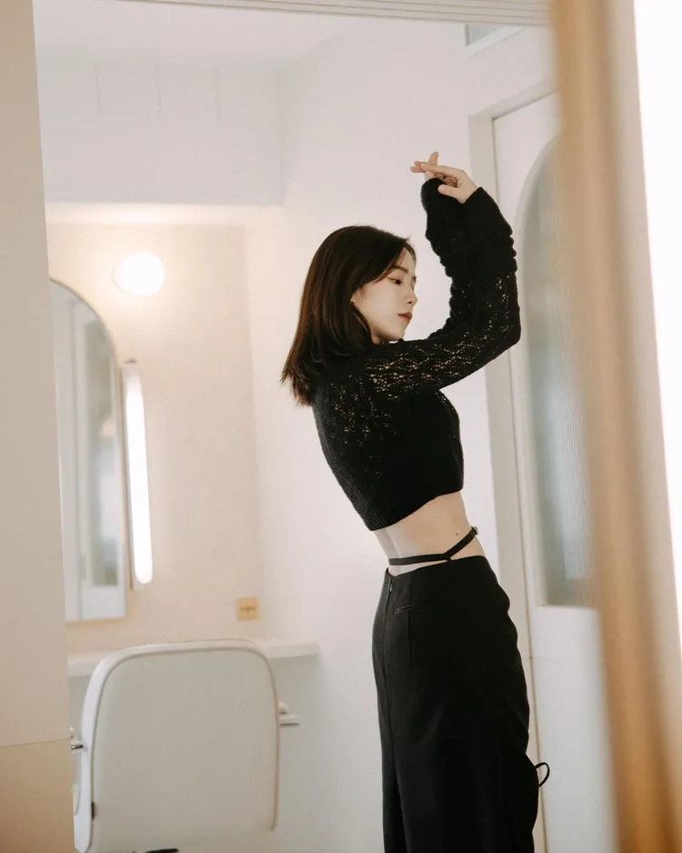 温貞菱穿JUNEYEN 2022秋冬系列針織拼接蕾絲袖短版上衣搭及膝裙，若隱若現肌膚和露出的一截小蠻腰放送「小辣」。翻攝forestwen IG