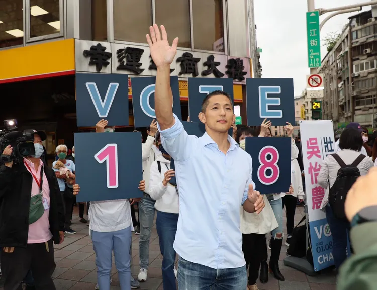 吳怡農5日上午於捷運松江南京站進行宣講。彭欣偉攝