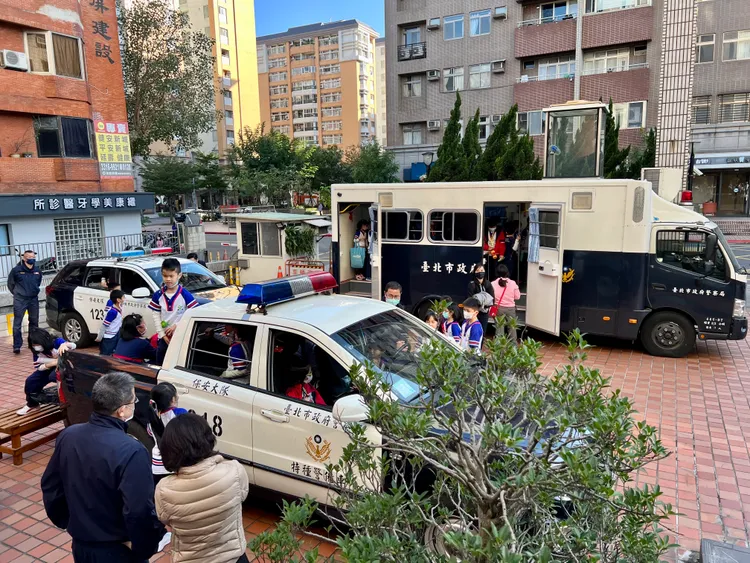 保大展示特種指揮車、巡邏車、貨卡曳引車。翻攝畫面