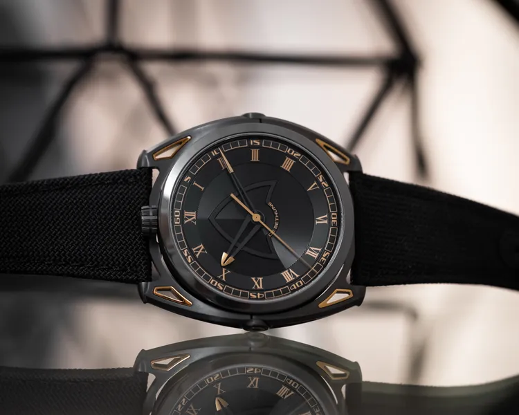 DB27 Titan Hawk JPS限定錶的面盤以黑與金配色，靈感源自香菸品牌John Player Special的黑配金色包裝，並延伸到一級方程式賽車車隊Lotus F1賽車的塗裝。品牌提供