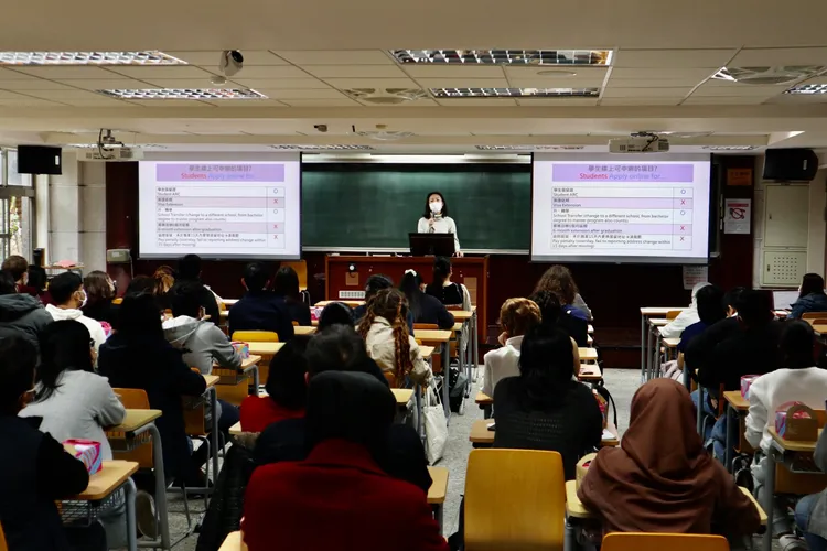 移民官說明學生居留證線上申辦方式。翻攝畫面