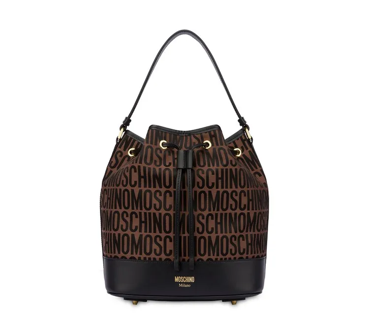 巧克力棕logo提花水桶包，3萬8800元。品牌提供