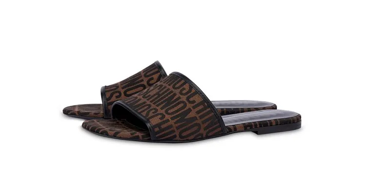 巧克力棕logo提花拖鞋，1萬8500元。品牌提供