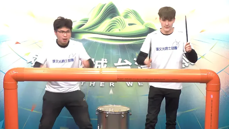 總統府邀請張文光打擊樂團在元旦升旗典禮表演「韌力台灣擊打秀」。翻攝總統府網站直播