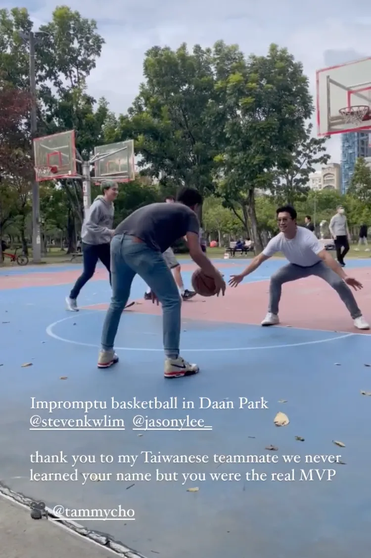 劉思慕在大安公園的籃球場內即興找人尬球技。翻攝Simuliu IG