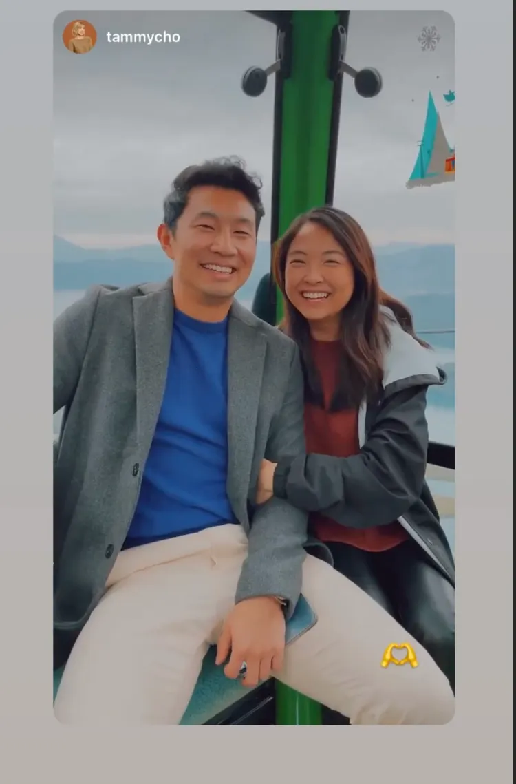 劉思慕（左）與女友坐空中纜車。翻攝Simuliu IG