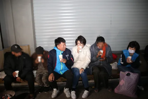 寒流發威!台東縣府啟動低溫關懷 夜訪街友街頭轉角送溫馨