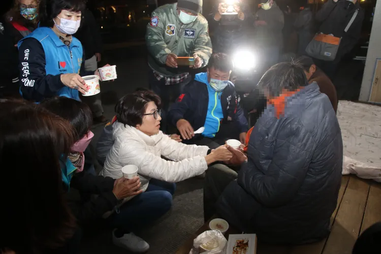 台東縣長饒慶鈴關懷街友。台東縣府提供