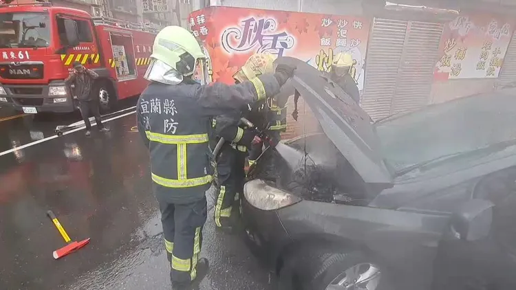 警消灌救。讀者提供