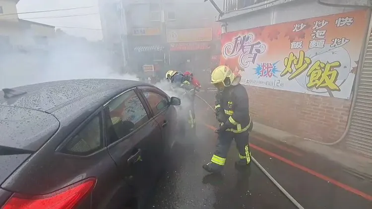 警消灌救。讀者提供