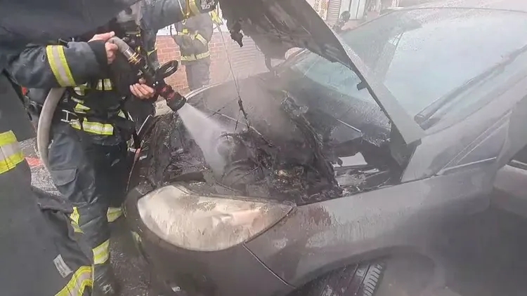 警消灌救，引擎室已完全燒毀。讀者提供