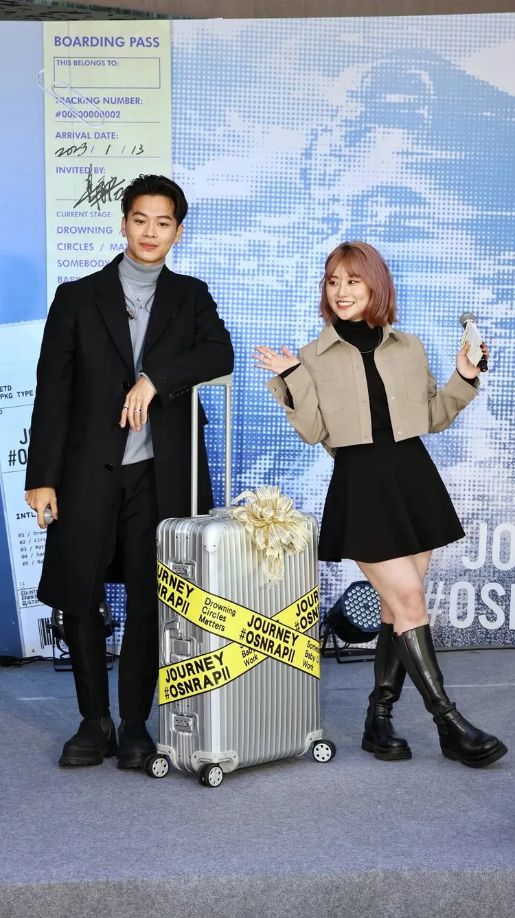 焦凡凡（右）主持高爾宣的記者會。葉志明攝