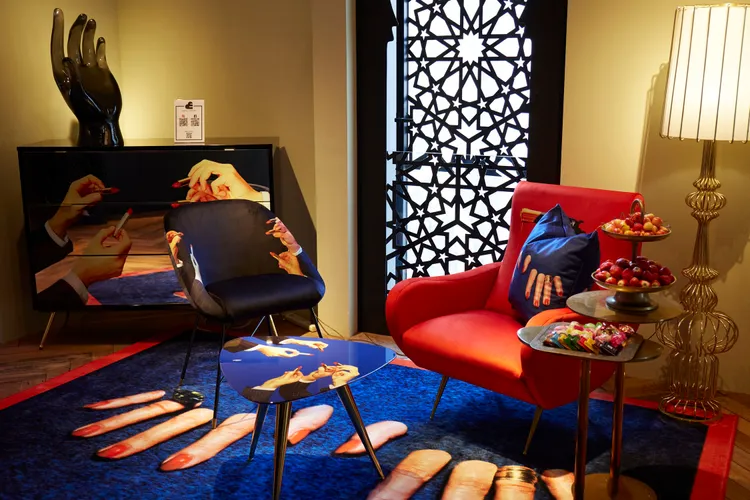 台灣精品選品店CLUB DESIGNER新打造CLUB CORNER線上生活風格選物店，網羅世界各地的精品質感家居用品，推展「宅美學」品味好物，照片中地毯、抱枕皆為義大利潮流家居品牌SELETTI作品。品牌提供