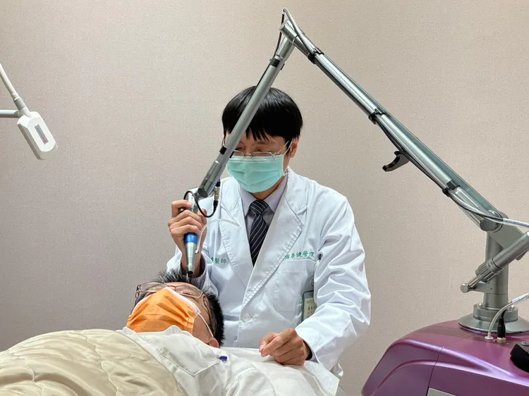 醫師建議民眾接受療程前，一定要與醫師直接溝通，接受專業的肌膚檢測與醫療建議。黃羿馨攝