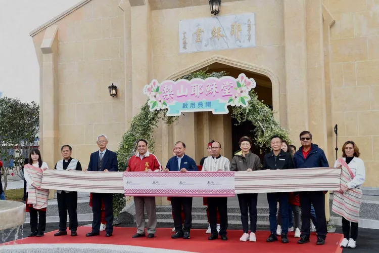 剪綵儀式由參山處長及牧師共同剪綵。民眾提供