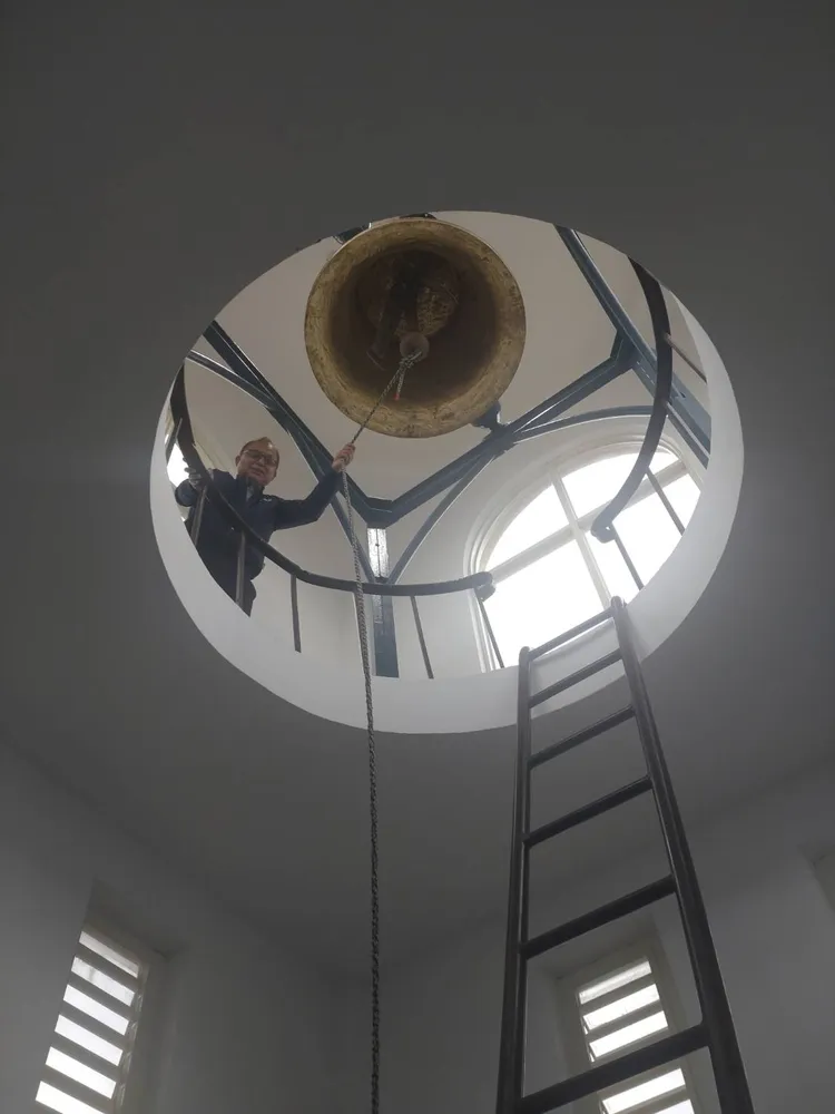 今天敲響20餘年未使用的銅鐘。民眾提供