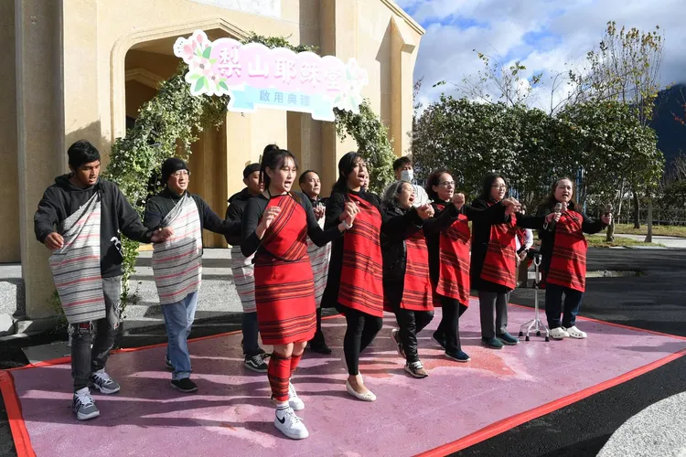 當地族人跳起泰雅族迎賓舞。民眾提供