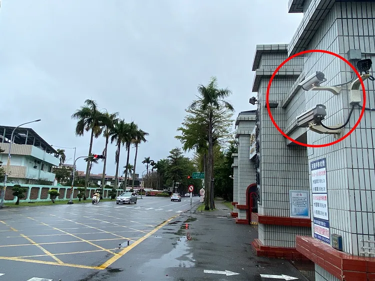 台東大學以電眼辨識車牌，通知未檢車主為愛車做排氣檢查。台東縣府提供