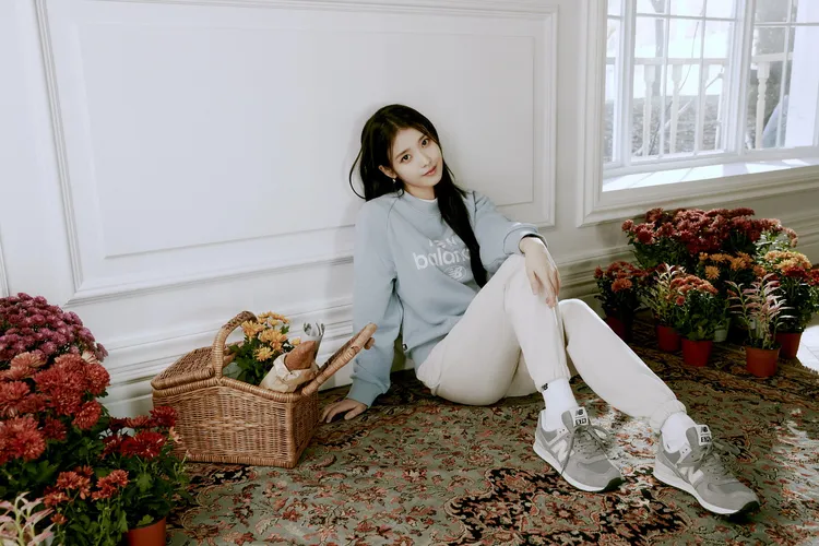 IU為代言的運動品牌New Balance拍攝2023年574新配色鞋款形象照，展現鄰家女孩的清新氣息。品牌提供