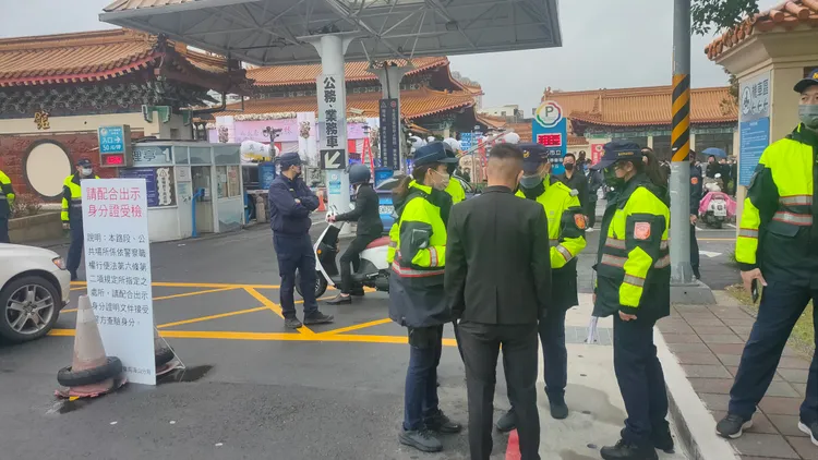 警方在殯儀館門口進行盤查。黃子騰攝
