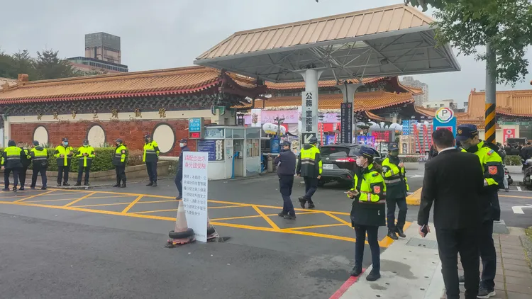 警方盤查進出車輛。黃子騰攝