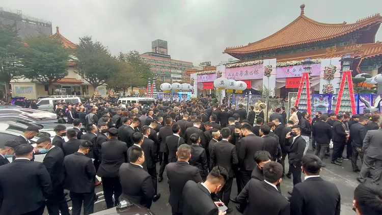 現場約有將近2000名黑衣人到場弔唁。黃子騰攝
