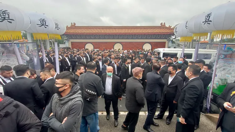 各大幫派成員在禮廳外等待進行公祭。黃子騰攝