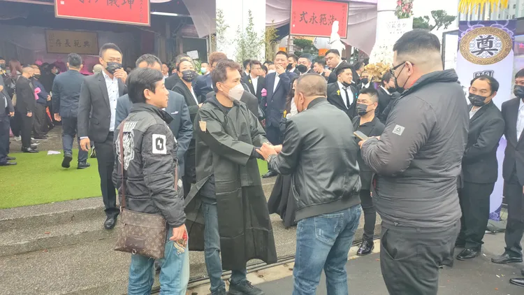 竹聯幫威堂堂主林淯宣(中)向到場人士致意。黃子騰攝