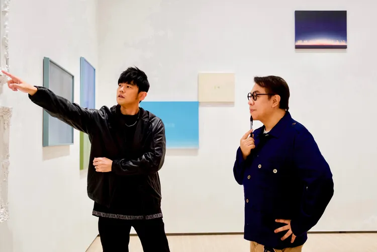 蔡康永（右）陪同周杰倫導覽創作展。海灘娛樂提供