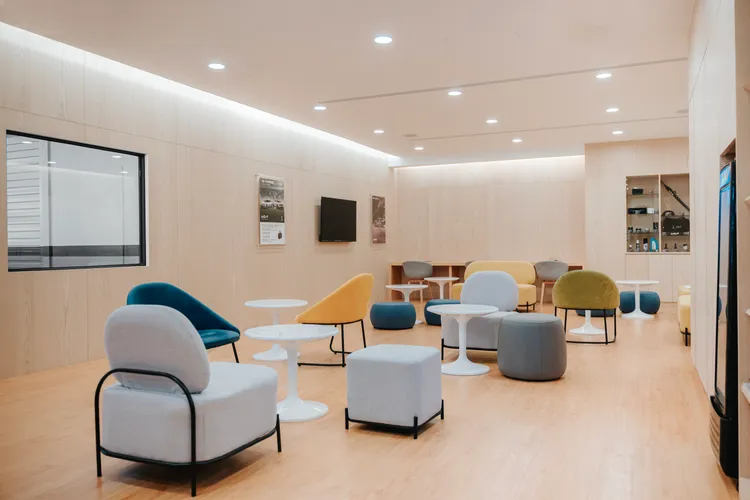 客戶休憩區以大量木質建材，搭配溫暖燈光照明，營造貼近自然且無壓力的氛圍。原廠照片