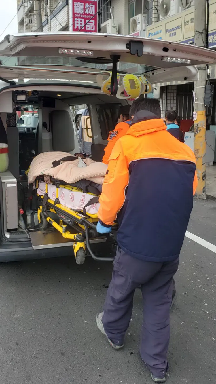 老伯頭部摔傷，經送醫暫無大礙。讀者提供