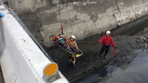 台南翁橋上喝酒 砰!墜5米高大排躺爛泥幸運無恙