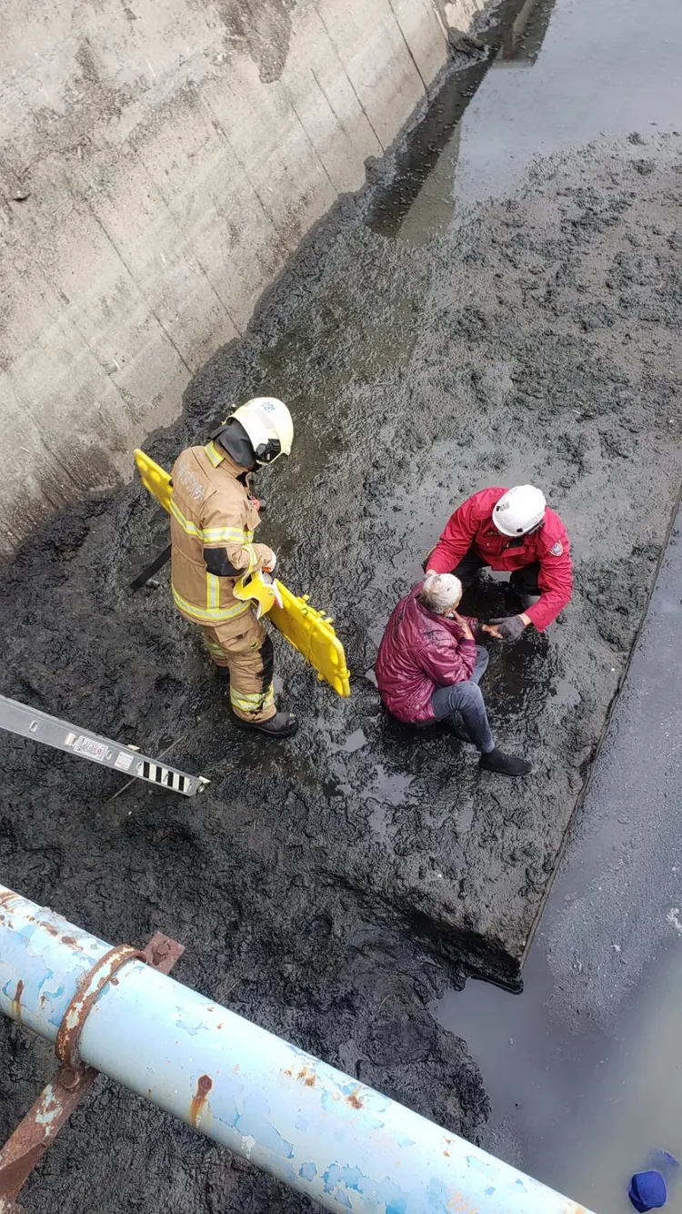 老伯墜橋調在爛泥上，幸意識清楚。讀者提供