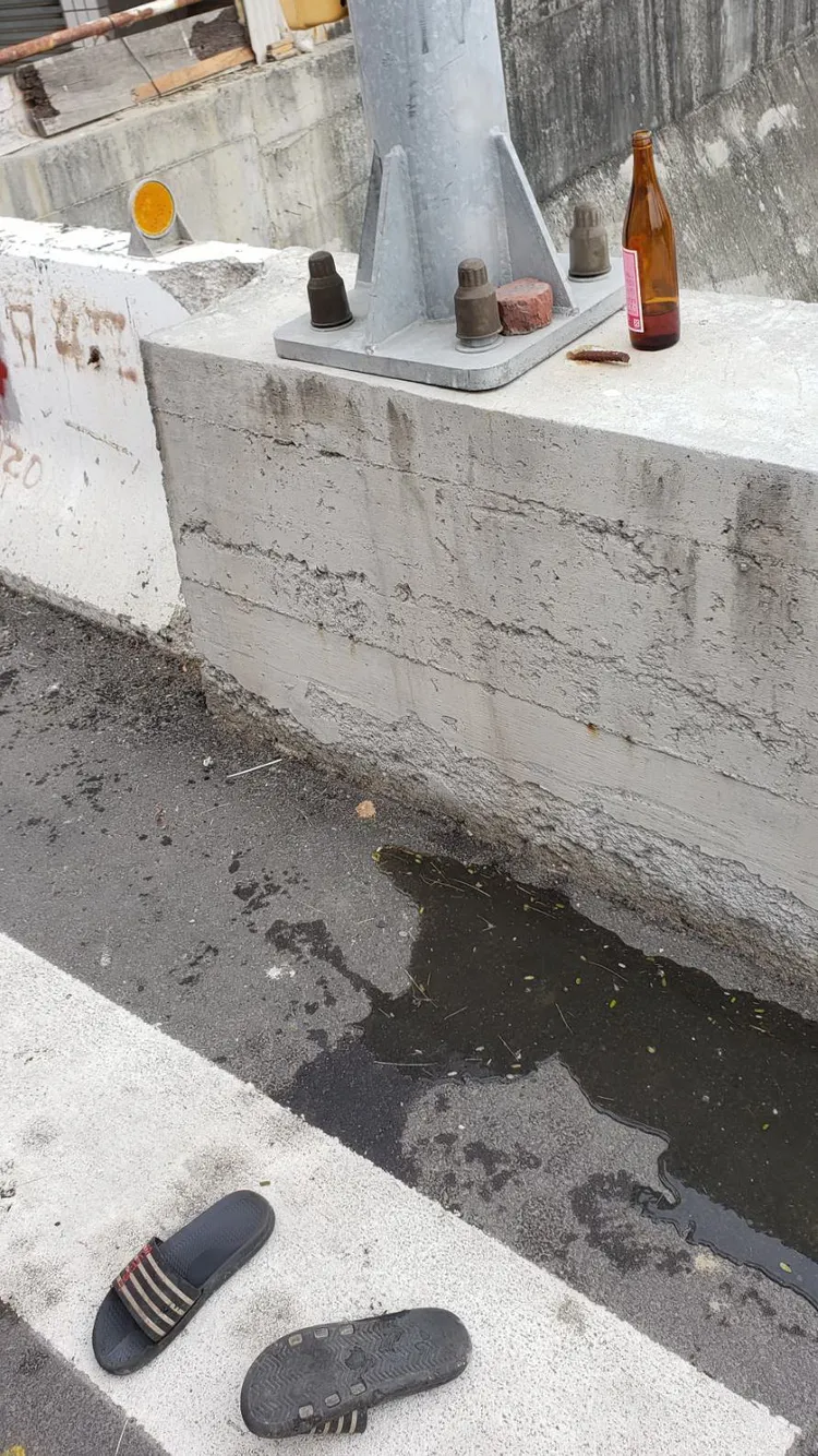 橋面留有米酒、一雙拖鞋。讀者提供