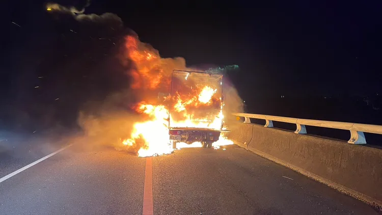 宜蘭消防局派員趕抵現場灌救，自燃貨車已陷火海。宜蘭消防局提供