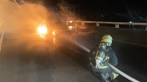 國5南下41.5K清晨火燒車　駕駛見冒煙停路邊整車瞬陷火海