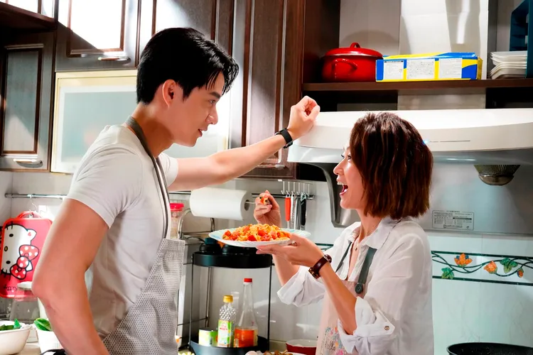 潘慧如（右）甜蜜餵食劉書宏。中視提供