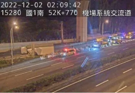 多輛拖吊車與警車在現場，匝道完全封閉。翻攝國道1968監視器