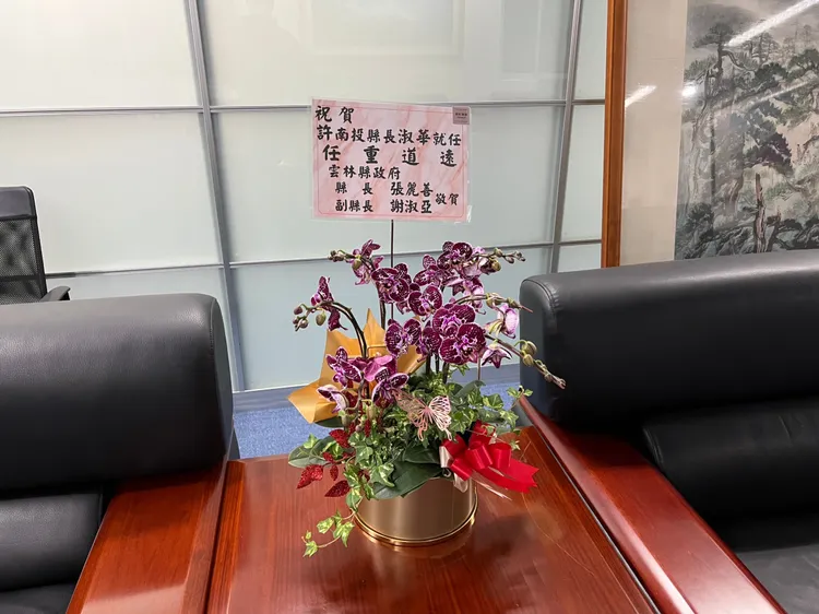 目前花店已經重新寄送賀卡，縣府人員也換置完畢。田兆緯攝